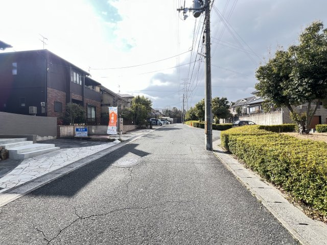 香芝市旭ヶ丘5丁目の前面道路含む現地写真