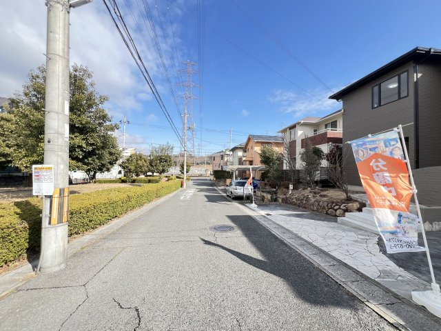 香芝市旭ヶ丘5丁目の前面道路含む現地写真