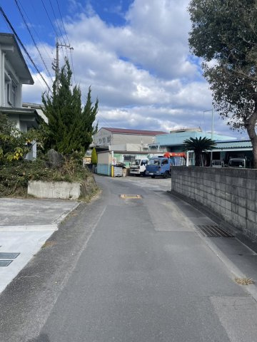 四国中央市妻鳥町　中古住宅の前面道路含む現地写真