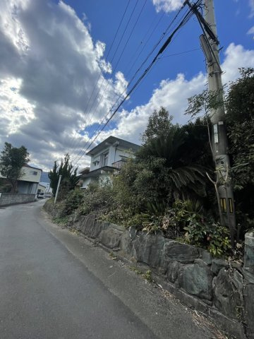 四国中央市妻鳥町　中古住宅の前面道路含む現地写真