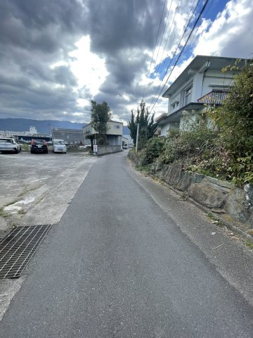 四国中央市妻鳥町　中古住宅の前面道路含む現地写真