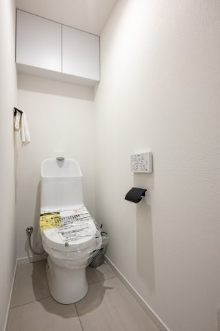 イーストコモンズ清澄白河セントラルタワーのトイレ|イーストコモンズ清澄白河セントラルタワー：ウォシュレット機能付き節水型トイレの上には吊戸棚収納が付いております♪