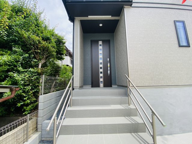 成田市土屋　新築戸建てのエントランス