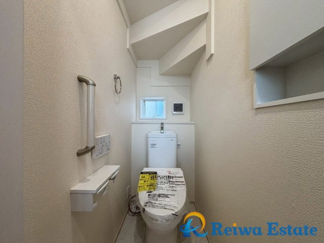 新築戸建　茅ヶ崎市堤の浴室|トイレットペーパーなど保管に便利な収納スペースを完備！