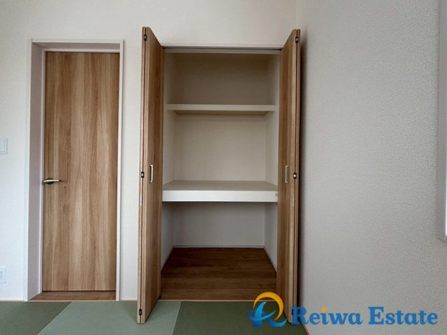 新築戸建　茅ヶ崎市堤の収納|おもちゃや服をケースにまとめて収納したり来客用の布団の収納に役立つ押入れ。

