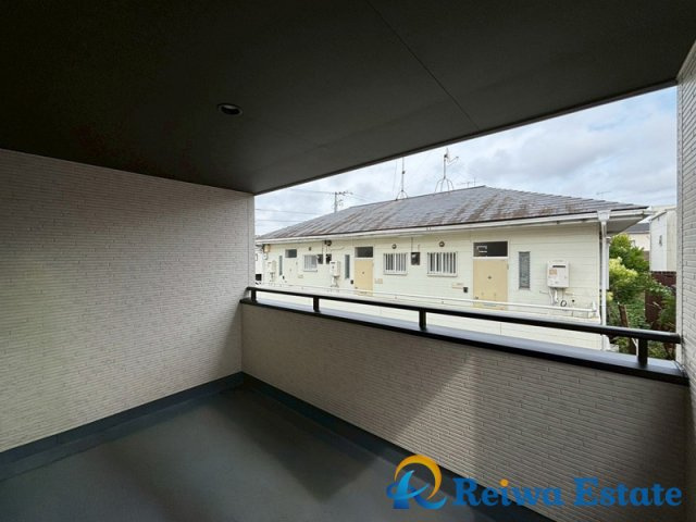 新築戸建　茅ヶ崎市堤のバルコニー|急な雨でも洗濯物が濡れにくく、プライバシーが守られやすいインナーバルコニー。