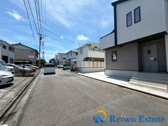 新築戸建　茅ヶ崎市堤の前面道路含む現地写真|前面道路約5.9ｍで、人や車の出入りがしやすいゆとりがございます。