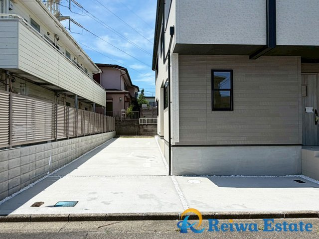 新築戸建　茅ヶ崎市堤の駐車場|お子様の自転車やバイクの置場を確保できるゆとりの駐車スペースがございます♪