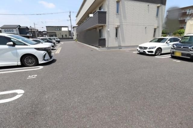 ライトパレスうずら野の駐車場