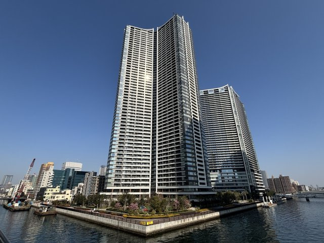 三井不動産レジデンシャル旧分譲、地上58階建て（サウス）、超高層タワーマンション。