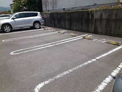 【駐車場】 | サンフローラⅢ | 駐車場に車を止められます