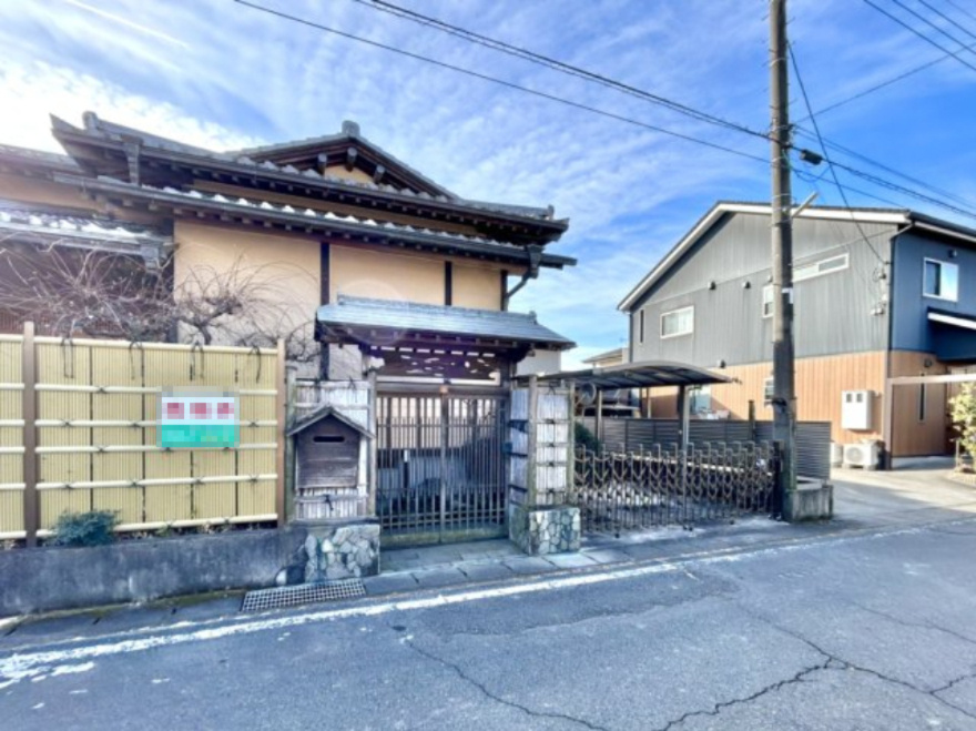 【中古戸建】高崎市箕郷町上芝の外観|■外観｜土日のご見学はもちろん、平日・夜間のご案内も大歓迎です♪「今から見たい」や「仕事終わりに見たい」にもご対応できますのでお気軽にお問い合わせください♪