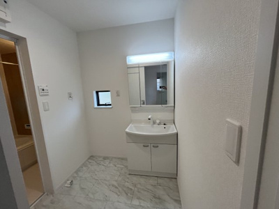 【独立洗面台】 | 南五葉３丁目　新築戸建 | シャワー付きで朝の忙しい時間帯もスムーズに支度ができます。