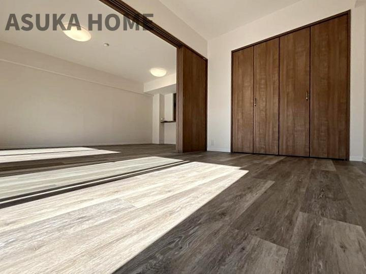 エルフィーノ横浜・市沢の丘 の居間・リビング|LDKと隣接した洋室は、リビングを広く使う事もできるので汎用性が高いリビングになってます。