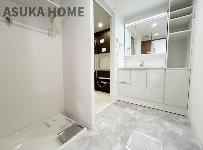 エルフィーノ横浜・市沢の丘 の独立洗面台|使いやすい3面鏡♪洗面台横には収納棚やタオル掛けも完備されていて使いやすそうですね♪