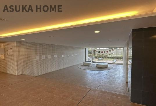 エルフィーノ横浜・市沢の丘 のエントランス|エントランスには丸ソファーを設置♪