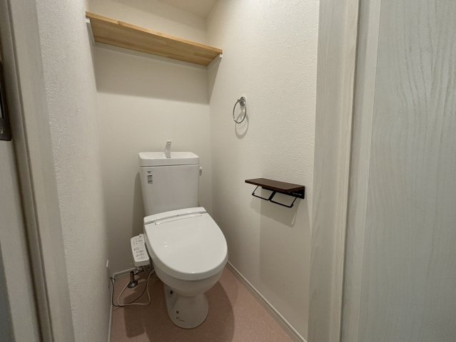 エルモーサのトイレ|ペーパーホルダーにスマホが置けます! ※室内画像は別号室のもの