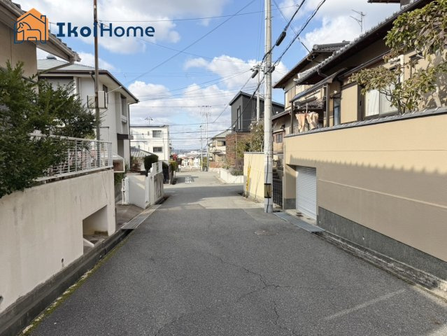 神戸市西区伊川谷町潤和　中古戸建のバルコニー|●年中無休：当日予約可●前面道路約6mございますので、広々しており駐車場からお車の出し入れ楽々！