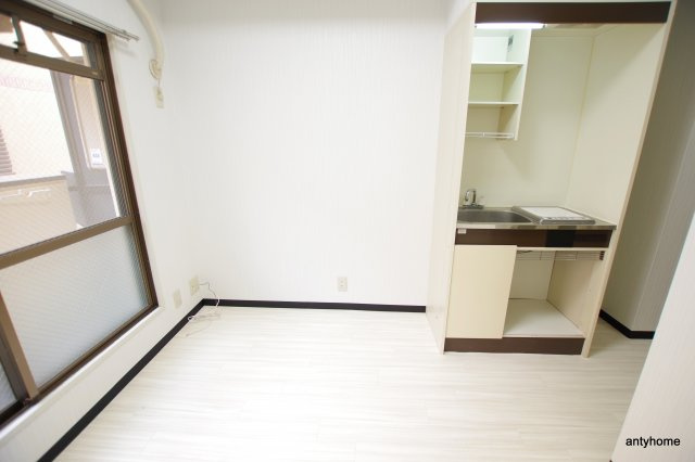 カムネス経大前　仲介手数料無料の居間・リビング