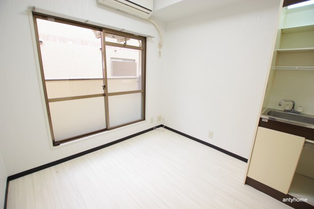 カムネス経大前　仲介手数料無料の居間・リビング