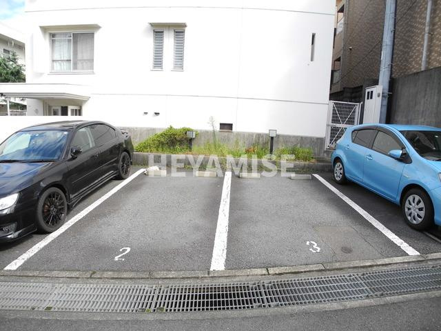 三愛ビル8の駐車場