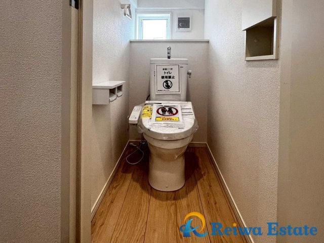新築戸建　茅ヶ崎市中島のトイレ|トイレットペーパーなど保管に便利な収納スペースを完備！