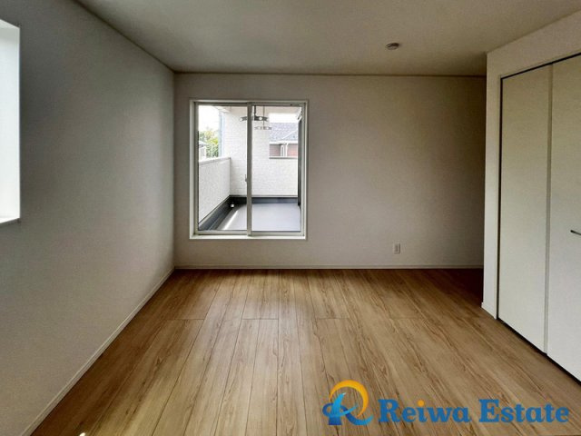 新築戸建　茅ヶ崎市中島の寝室|2部屋から行き来できるつづきバルコニー。