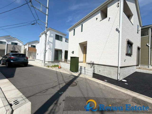 新築戸建　茅ヶ崎市中島の前面道路含む現地写真|生活のしやすいアプローチ、閑静な住宅地に佇む邸宅です♪