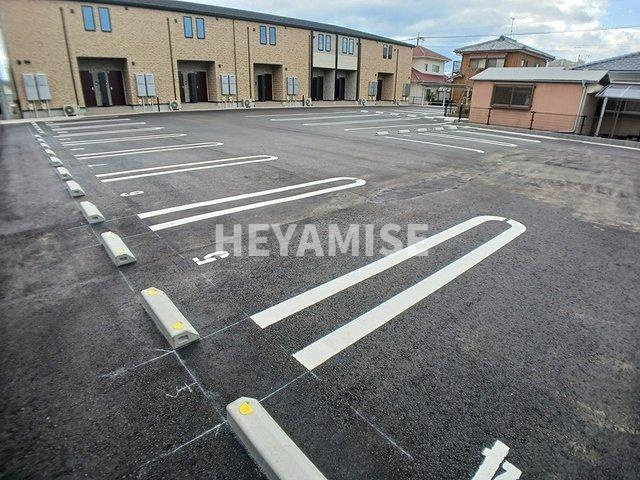 エイティエイト富の原Ⅰの駐車場