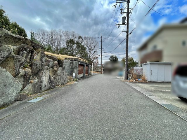 中古戸建　余部町岩ケ谷の前面道路含む現地写真