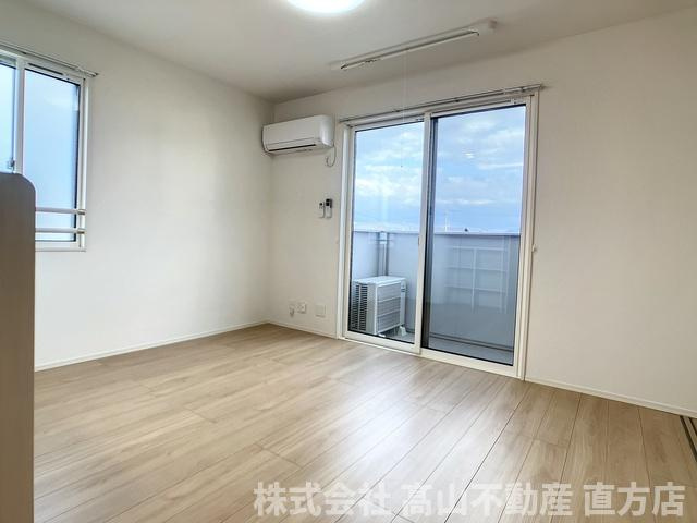 直方市知古１丁目のアパートの居間・リビング