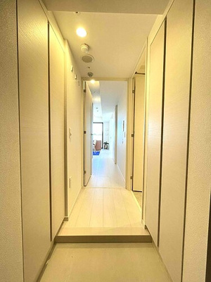 【その他】 | ＲＥＦＲＡＭＥ ５ Ｉｒｉｙａ | 玄関からの室内※同タイプモデルルーム2022.10撮影