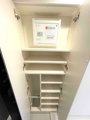 【玄関】 | ＲＥＦＲＡＭＥ ５ Ｉｒｉｙａ | 下駄箱　※同タイプモデルルーム2022.10撮影