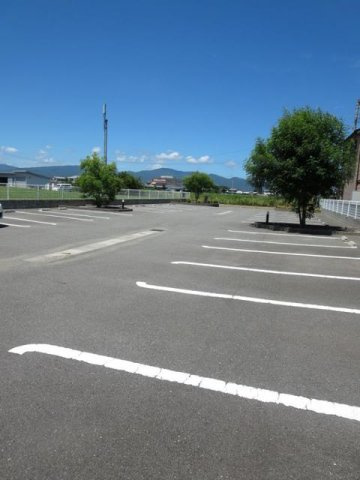 サニーハウスの駐車場|カースペースがあります