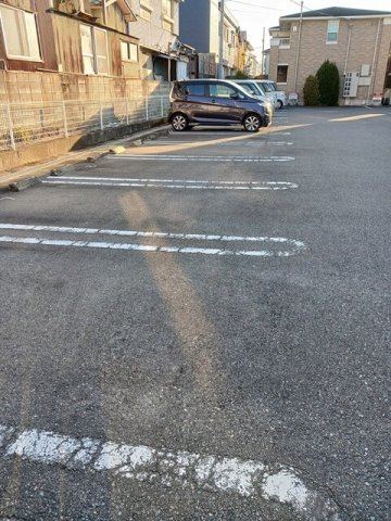 レヴェランスＢの駐車場