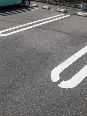 エフォートレス　八万の駐車場