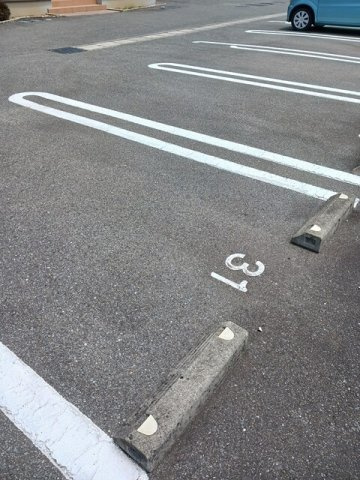 エピナール　Ａの駐車場