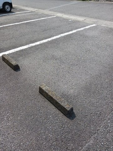 クレセントの駐車場