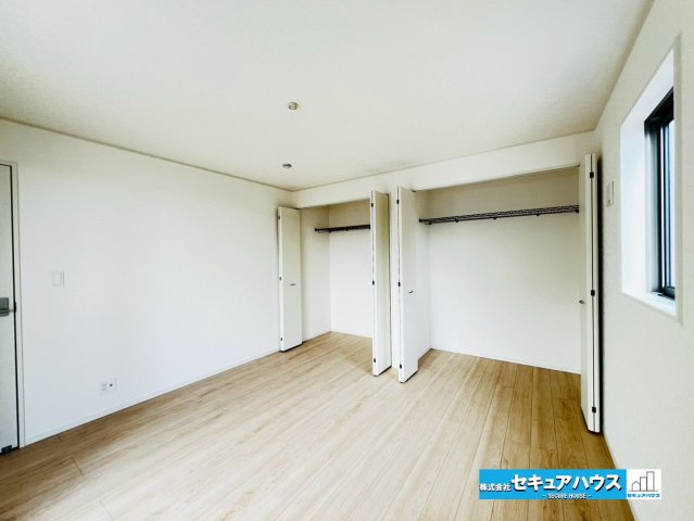 【本日ご案内可能♪】刈谷市今岡町　全3棟　の洋室|【洋室8帖】
◆広々とした居住空間は日々の暮らしを彩り、心のやすらぎと満足感を与えてくれます。通風と採光を考慮した設計は子供たちはのびのび育ち、家族でくつろぎと団らんを生み出します。         