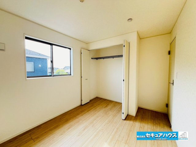 【本日ご案内可能♪】刈谷市今岡町　全3棟　の洋室|【洋室5.25帖】
◆家族一人ひとりの大切なプライベート空間。趣味に合わせて使って頂けるようシンプルに仕上げてあります。暮らし心地を大きく左右する収納を、適材適所に配置し使い勝手を考慮しました。　  