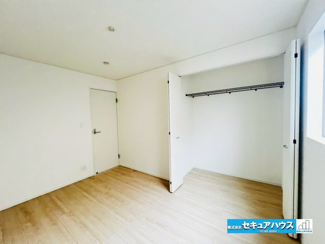 【本日ご案内可能♪】刈谷市今岡町　全3棟　の洋室|【納戸⑥帖】
◆お子様のお部屋や主寝室、来客時の宿泊室、趣味のお部屋としてもご利用いただけます♪
◆全居室に収納があるため、各部屋に必要なお洋服や荷物を置くことが出来ます。　　　　　　　　　　　　　　