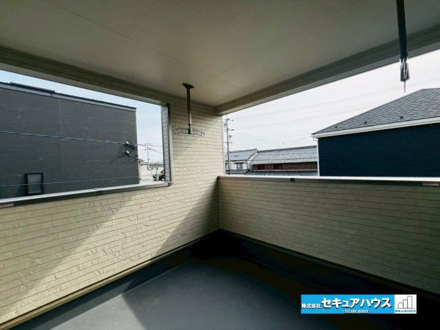 【本日ご案内可能♪】刈谷市今岡町　全3棟　のバルコニー|【バルコニー】
◆南向きのバルコニーは見晴らしもよく、太陽の温かな温もりをめいっぱい受け止めてくれます。そのため洗濯物がすぐに乾きます♪
◆急な天候の変化にも安心なインナーバルコニーです。　　　　　　