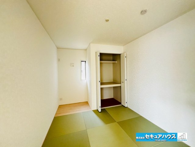 【本日ご案内可能♪】刈谷市今岡町　全3棟　の和室|【1階5.25帖和室】
◆扉を開ければリビングと一体化したお部屋として利用でき、寝転がるスペースやお子様の遊ぶスペースとして利用できます。
扉を閉めれば1つの居室として来客時にも役立ちます。　　　　　