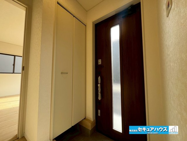【本日ご案内可能♪】刈谷市今岡町　全3棟　の玄関|【玄関】
◆採光・通風にも配慮された設計で毎日明るい空間をキープします♪
◆収納力の高いシューズボックス付きです。玄関周りがスッキリと片付きます。
◆ダブルロックキーで防犯面も安心です。　　　　　　　