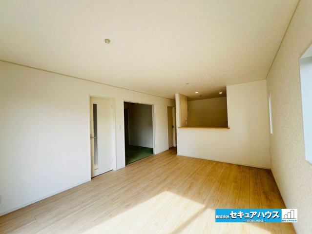 【本日ご案内可能♪】刈谷市今岡町　全3棟　の居間・リビング|【LDK16帖】
◆南向きのリビングは陽当たり良好です。家族揃ってリビングで過ごすお休みの日が、楽しみになる場所となります。　　　
◆5.25帖の続き和室付きの為、寝転がるスペースとして利用できます。