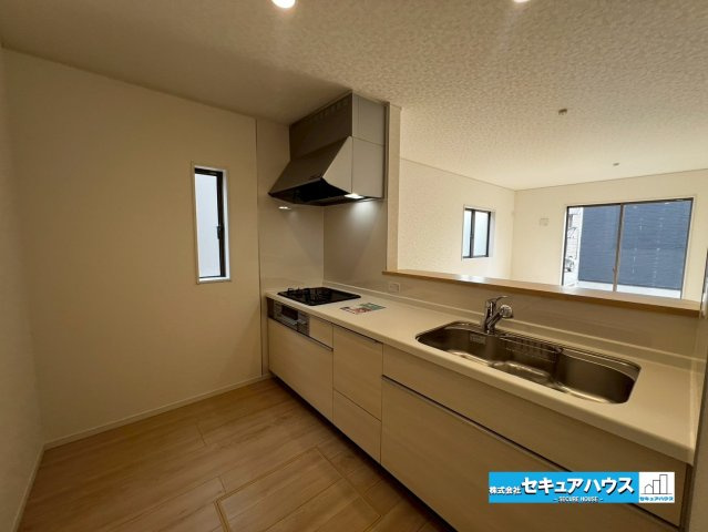 【本日ご案内可能♪】刈谷市今岡町　全3棟　のキッチン|【キッチン】
◆対面式キッチンの為、リビングで遊ぶお子様の様子やテレビを見ながら料理することができます。
◆キッチンの窓は調理中のニオイや煙、熱気を効率的に排出できる高い換気能力があります。