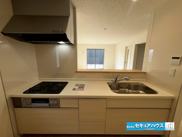 【本日ご案内可能♪】刈谷市今岡町　全3棟　のキッチン|【キッチン】
◆同時にたくさんの料理が調理できる3口コンロ付きです。「焼く・蒸す・煮る」の工程を同時進行で進めることができるので、料理を素早く作ることができます。育児でバタバタ忙しいママに嬉しい♪　　