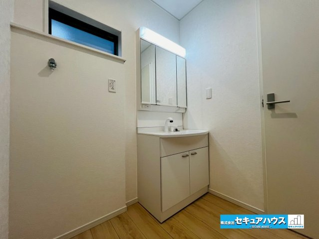 【本日ご案内可能♪】刈谷市今岡町　全3棟　の独立洗面台|【洗面台】
◆鏡の裏にはたっぷりと収納スペースを標準装備！
◆洗面台下にも収納スペースがあるため、ヘアアイロンや洗剤のストックを収納することが可能！
◆電源を付属しているのでドライヤー等利用できます。