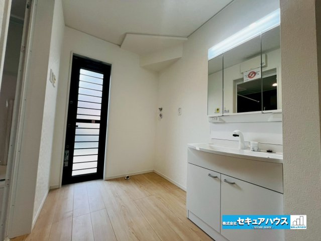 【本日ご案内可能】刈谷市今岡町　全3棟　の独立洗面台|【洗面台】
◆鏡の裏にはたっぷりと収納スペースを標準装備！
◆電源を付属しているのでドライヤーなど利用できます。
◆勝手口付きのためお庭で遊んだ後、外から泥を部屋に持ち込まずに洗濯機に入れられます。　