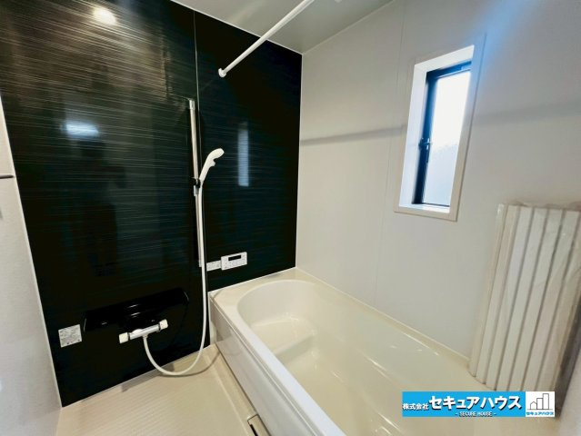 【本日ご案内可能】刈谷市今岡町　全3棟　の浴室|【浴室】
◆アクセントパネルで落ち着きのある雰囲気を演出します。毎日の疲れを癒やすバスタイムをお楽しみ下さい！
◆窓付きで、カビの繁殖を抑える効果があります。
◆追い炊き機能を備えたオートバスです。　